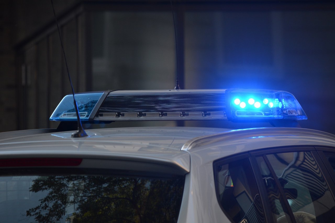 Saite uz interviju ar Valsts Policijas pārstāvi, attēlā policijas automašīnas sirēnas, mirgo labā gaisma