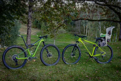 Divi velosipēdi