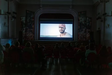 Cilvēki kino teātrī skatās filmu