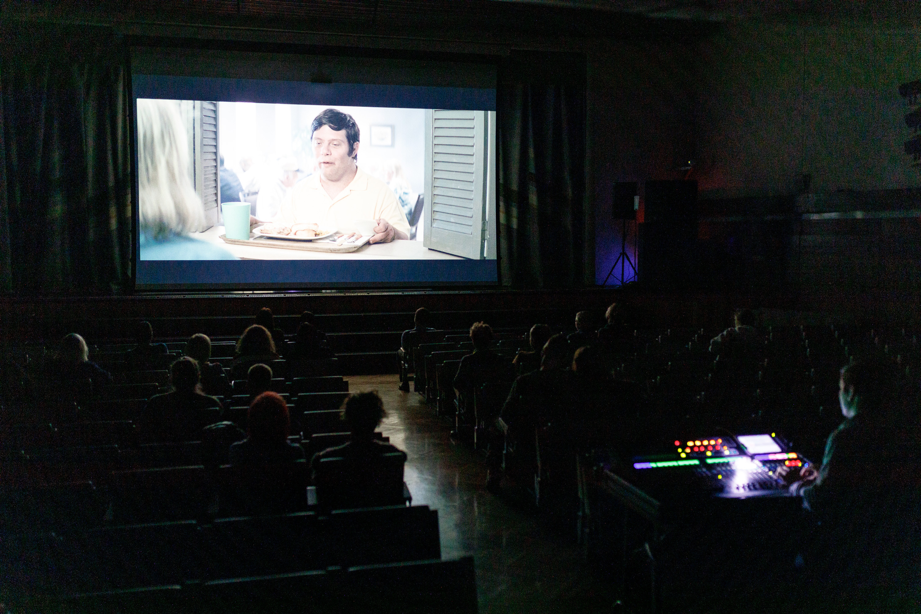 Cilvēki kino teātrī skatās filmu