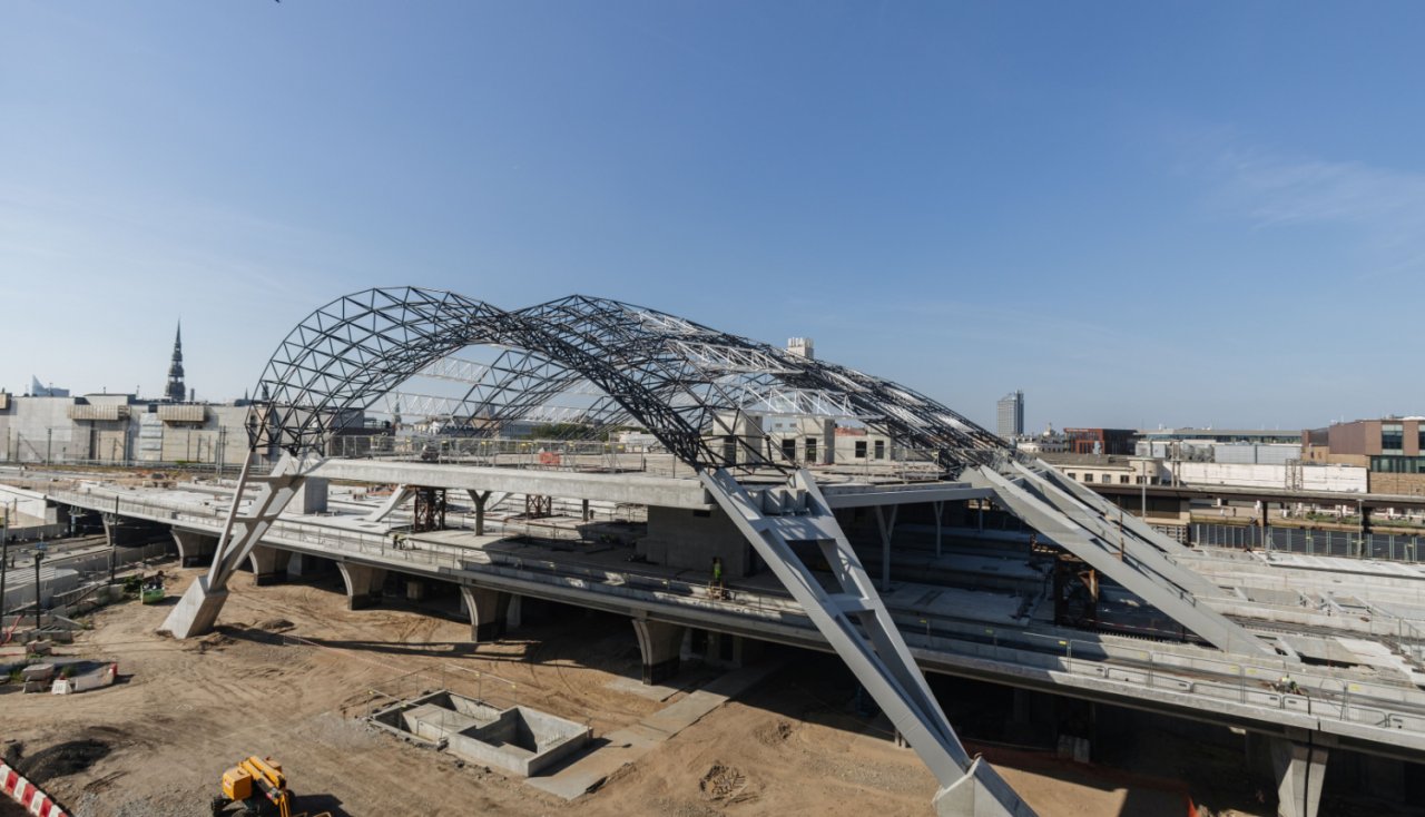Atsākta Rail Baltica Rīgas centrālās stacijas ēkas būvniecība